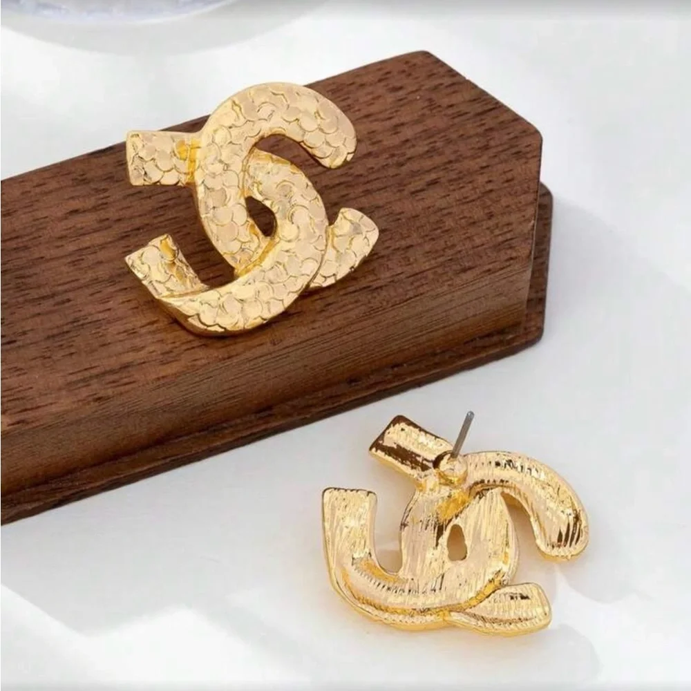 ✨Elegant Gold-Tone statement Earrings